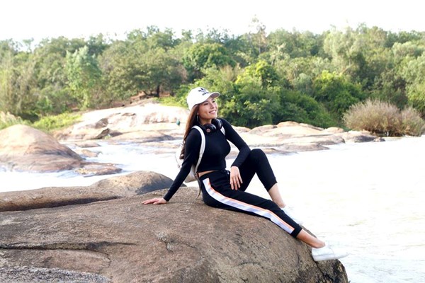 DIỄN VIÊN THÚY DIỂM VÀ LƯƠNG THẾ THÀNH TRONG PHIM KHÔNG CẦN SOÁI CA